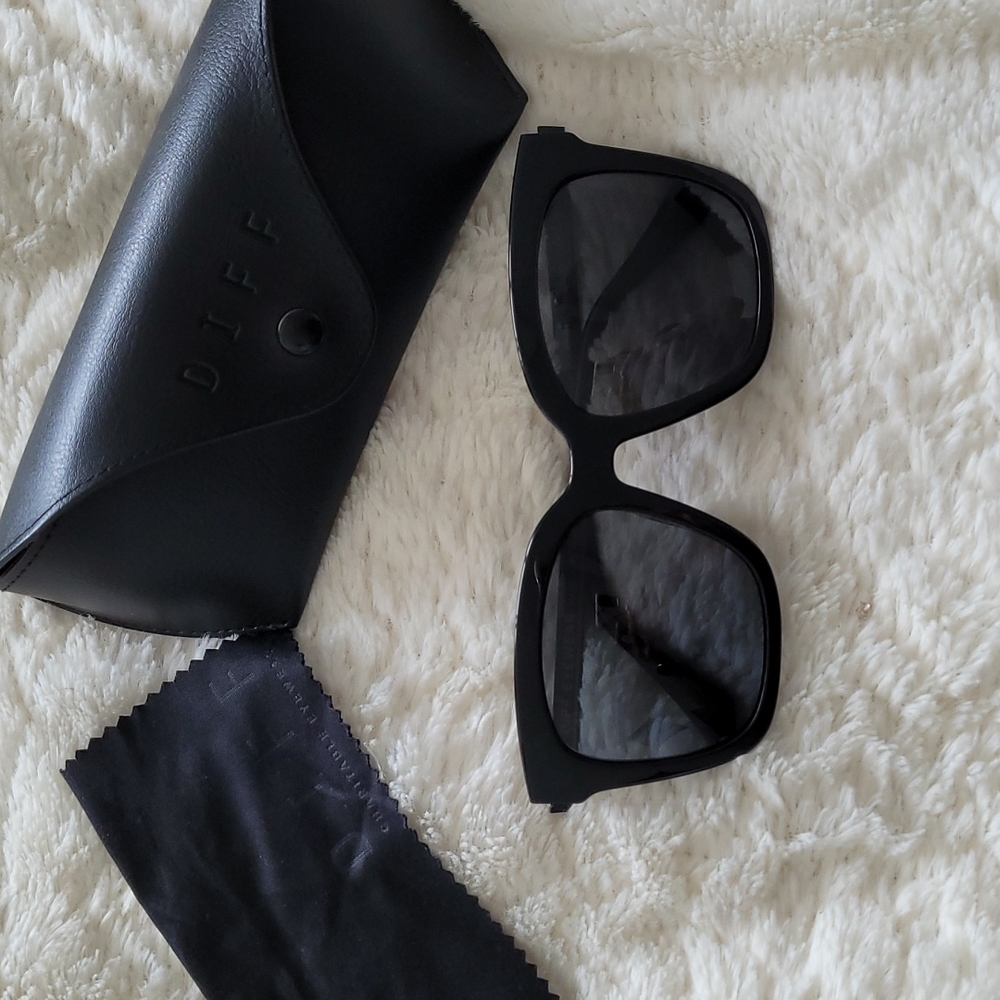 Diff Bella black polarized Like new